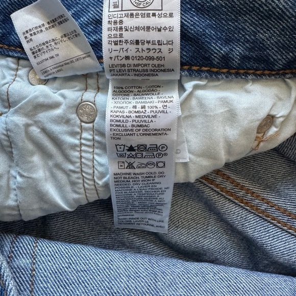 NWOT Women's Levi's 501 Classic Blue Distressed Denim Shorts Jeans Size 30 - Picture 6 of 7